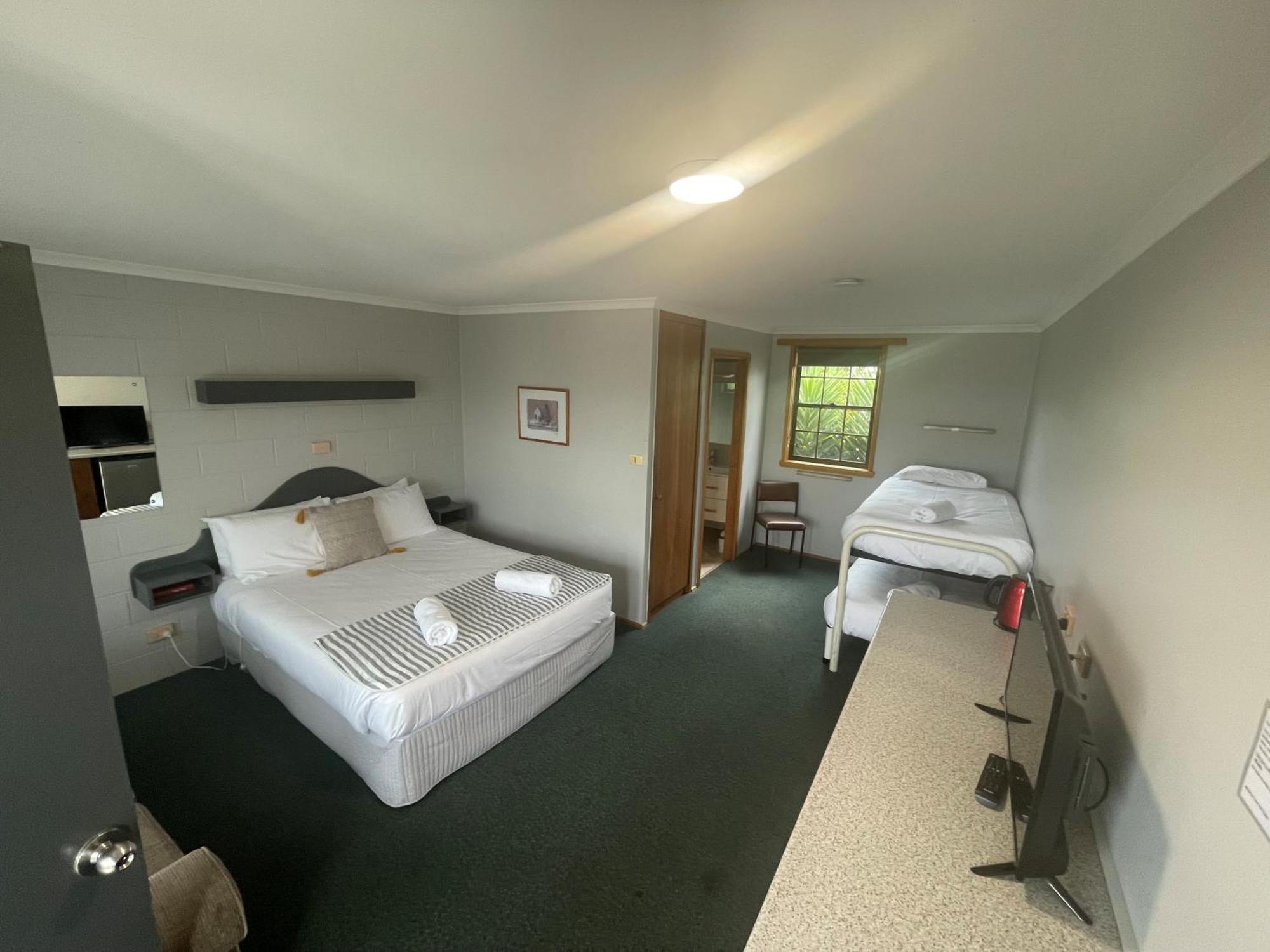 Bridport Bay Inn Екстер'єр фото